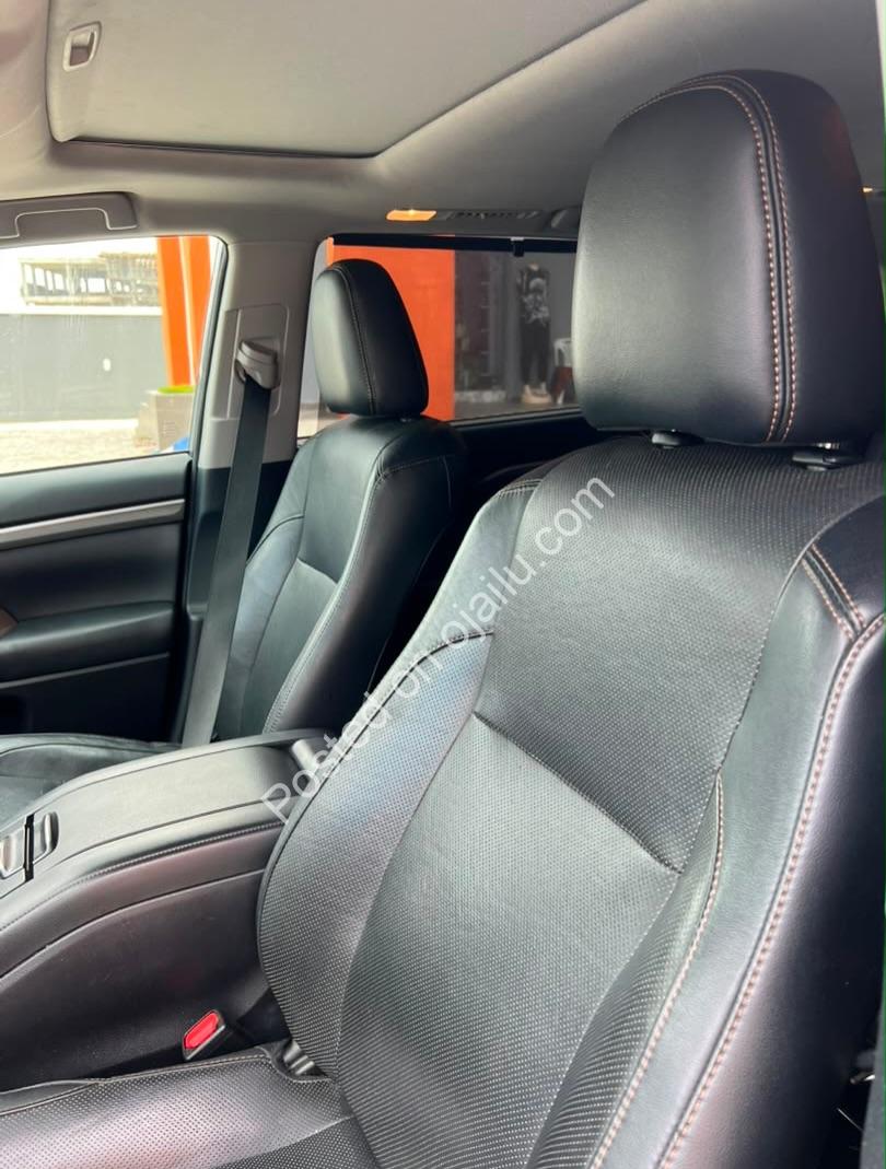 2018 Toyota Highlander: Premium 7-Seater SUV