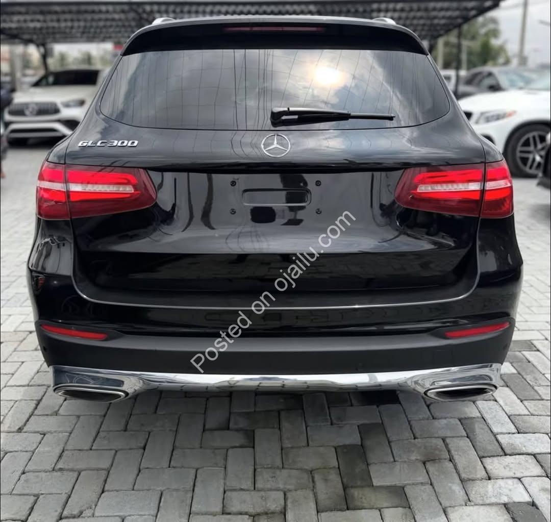 2018 Mercedes GLC300 4MATIC – Clean & Luxury Loaded!