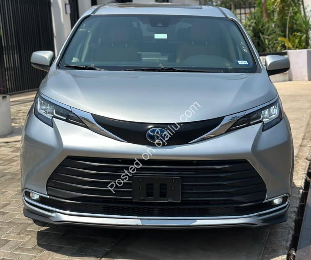 2021 Toyota Sienna XLE: Pristine Luxury Minivan