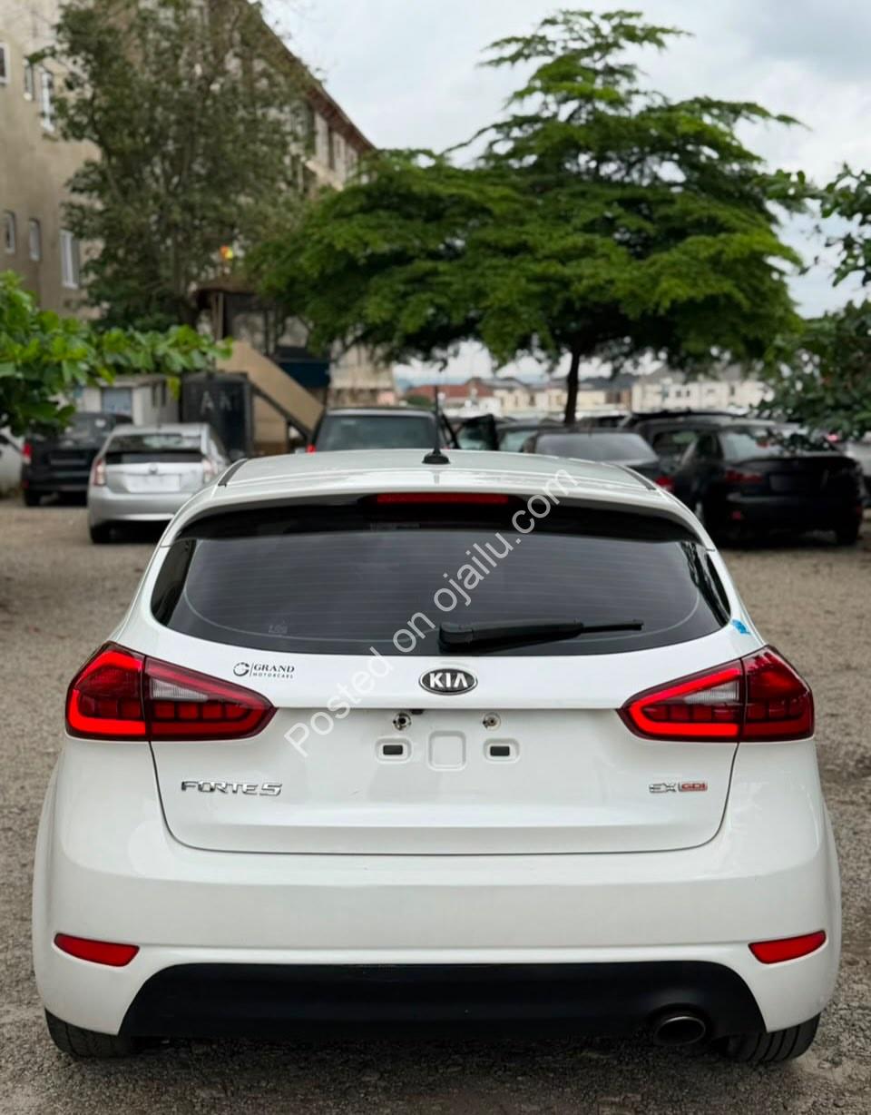 2015 Kia Forte5: Sunroof & Leather