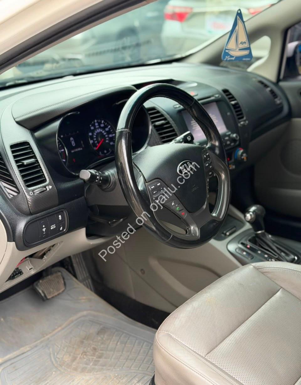 2015 Kia Forte5: Sunroof & Leather, Duty Paid