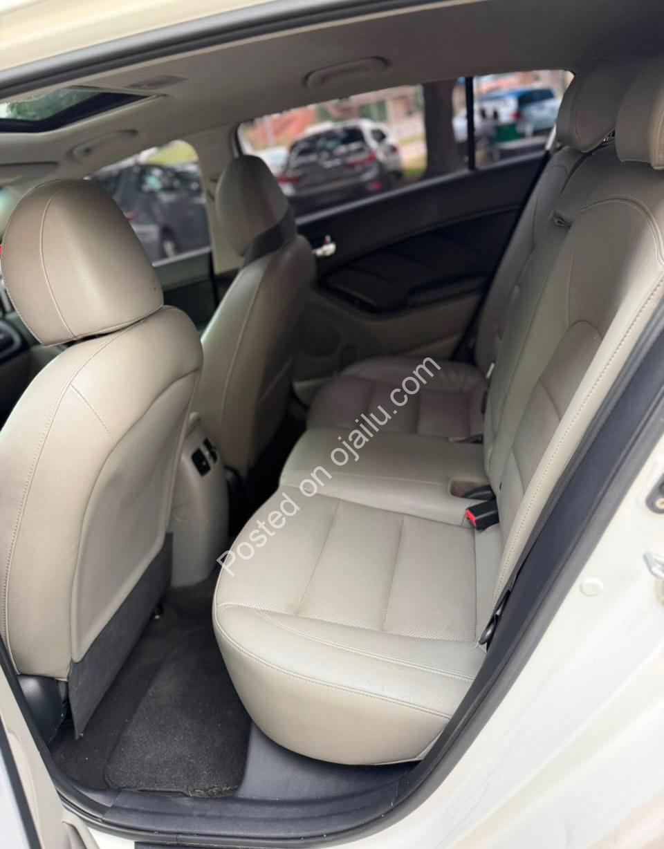 2015 Kia Forte5: Sunroof & Leather, Duty Paid