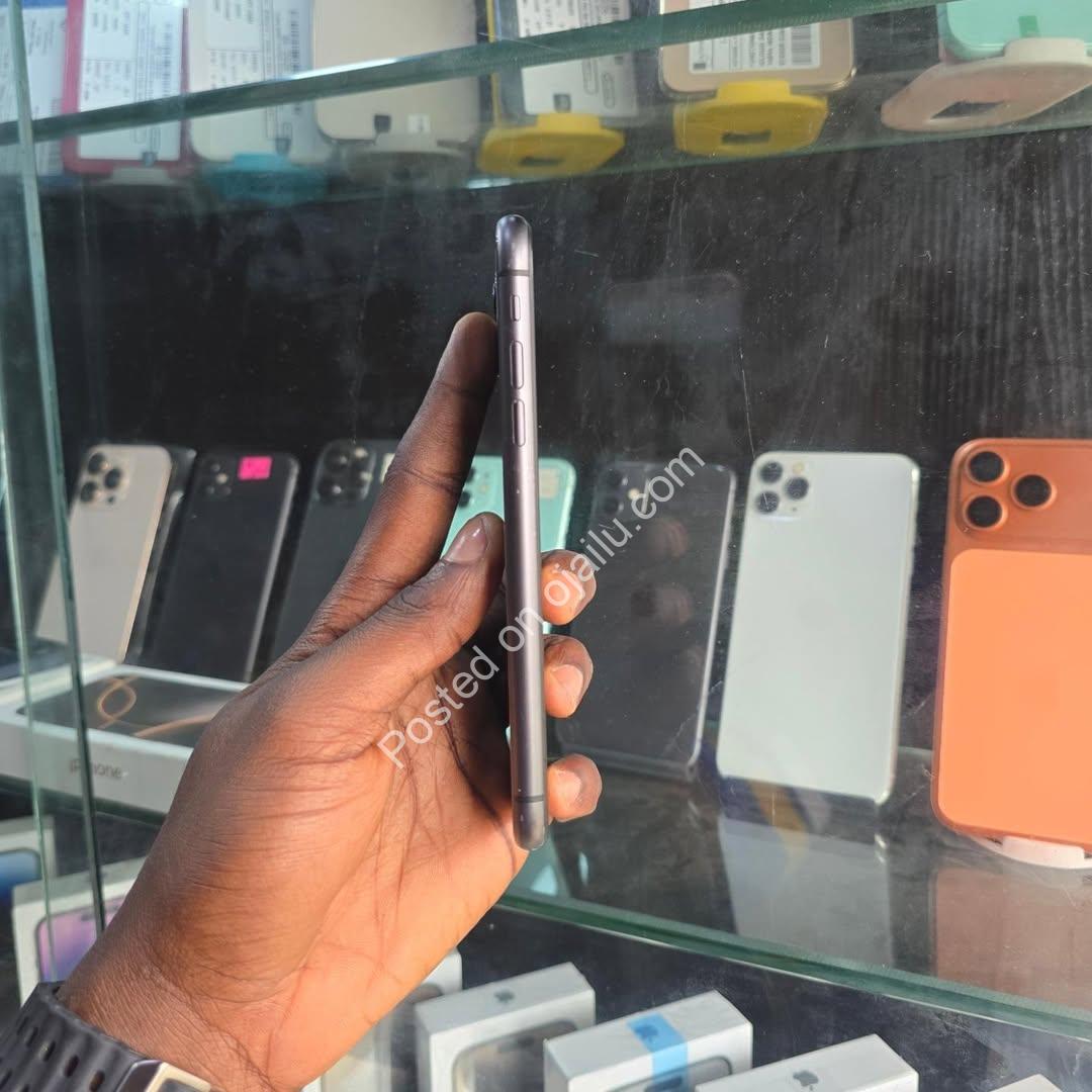 iPhone 11 64GB – Battery 86%, Dual SIM, Free Gifts!