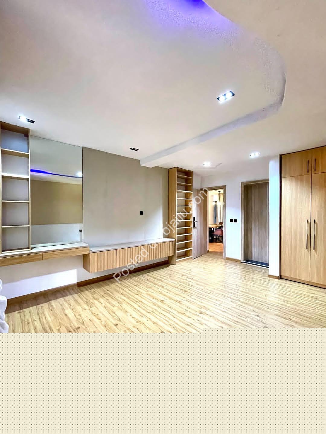 Skyline Penthouse: 3 Ensuite Bedrooms with Pool & 24hr Security