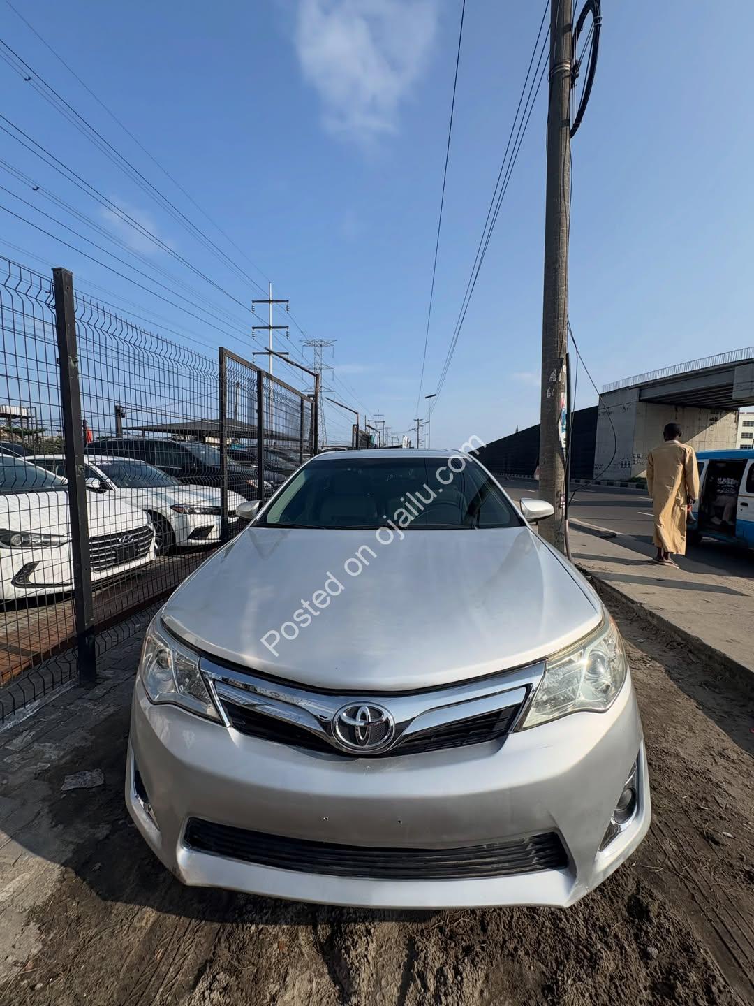 2012 Camry XLE V6 – Sunroof, Clean Title