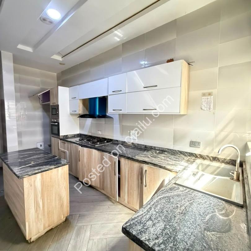Chevron 4-Bed Duplex: Jacuzzi & Finishing Perfection