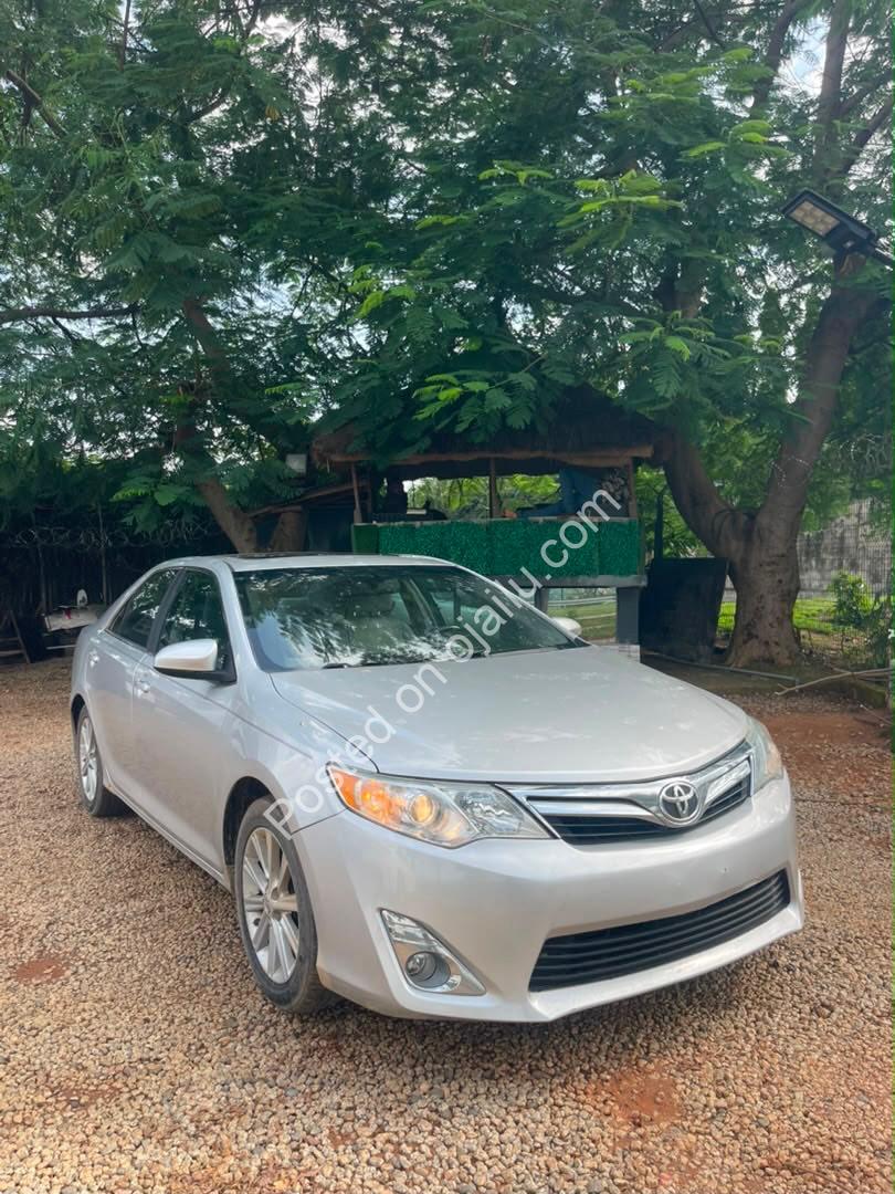 2012 Toyota Camry XLE – Keyless Entry, Low 13.8m
