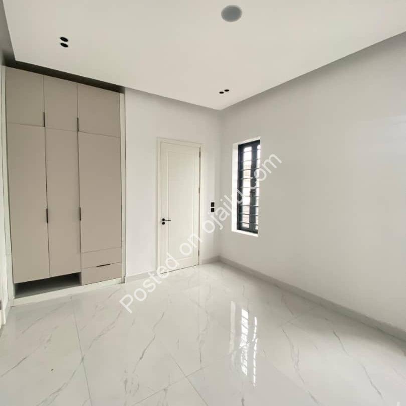 5-Bedroom Duplex with Indoor Pool in Chevron