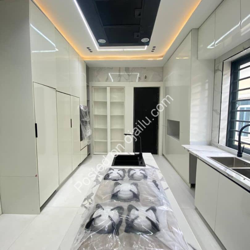 5-Bedroom Duplex with Indoor Pool in Chevron