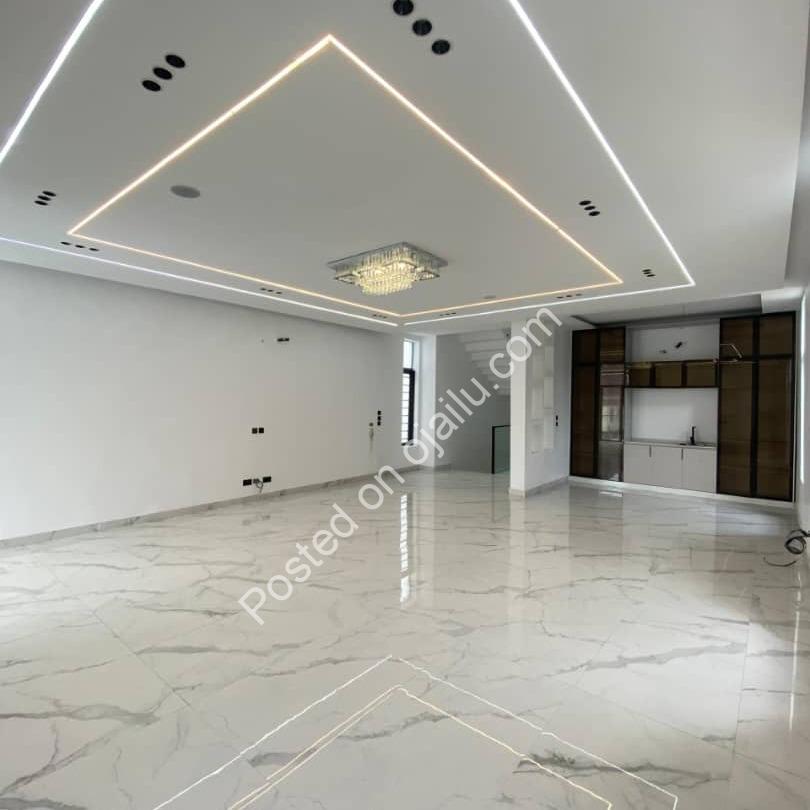 5-Bedroom Duplex with Indoor Pool in Chevron