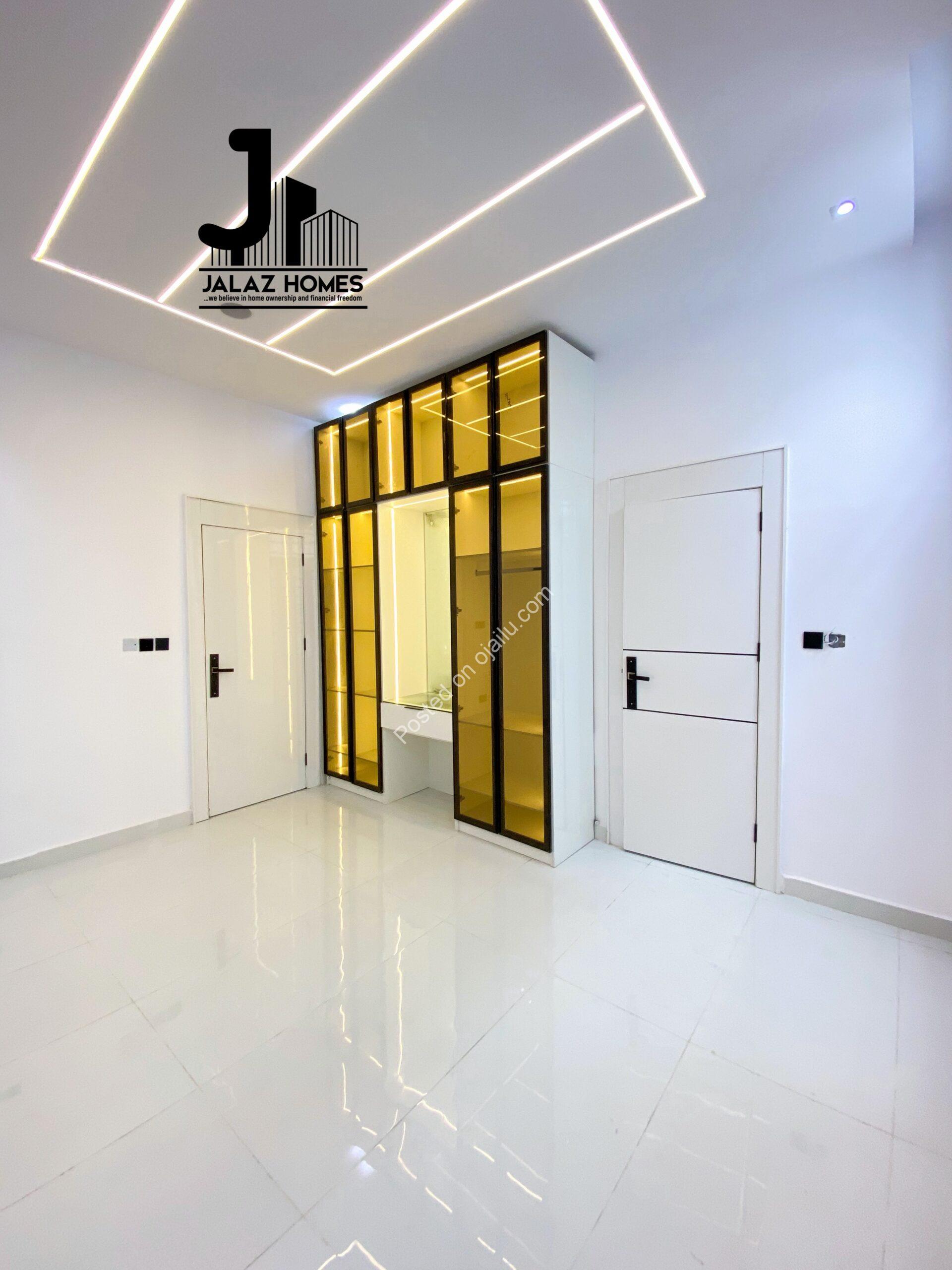 Stunning 5-Bed Duplex with Pool & Jacuzzi in Ajah