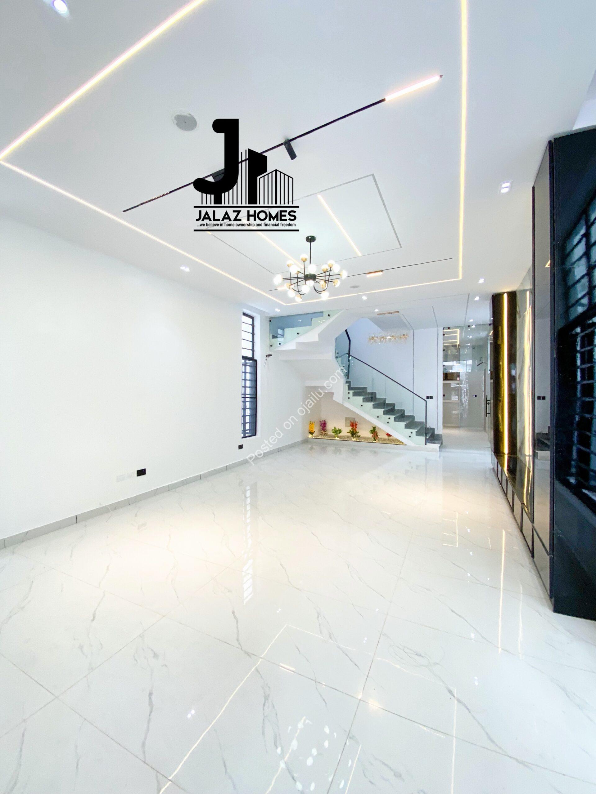 Stunning 5-Bed Duplex with Pool & Jacuzzi in Ajah