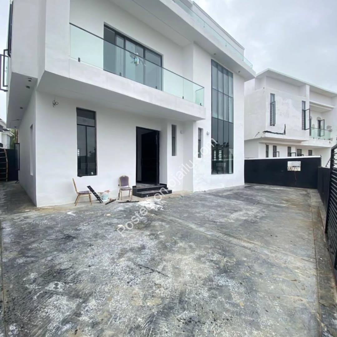 4BR Duplex w/ Stamped Concrete & Ensuites in Sangotedo