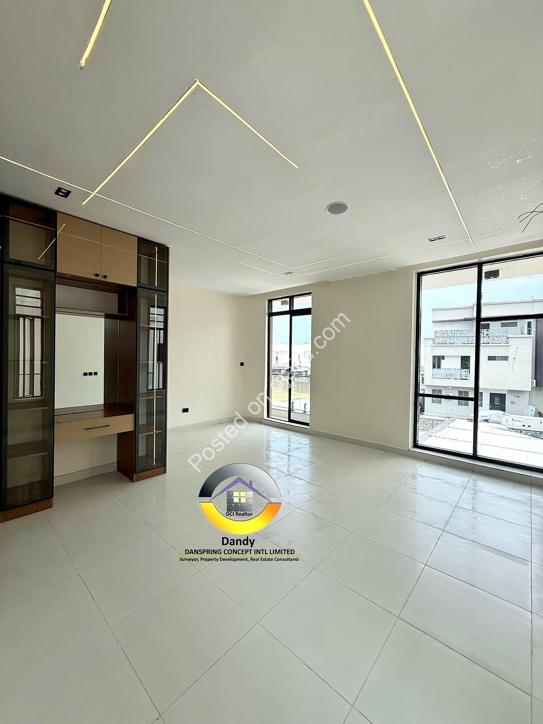Chevron’s Finest 5-Bed Duplex With Cinema & Rooftop Pool