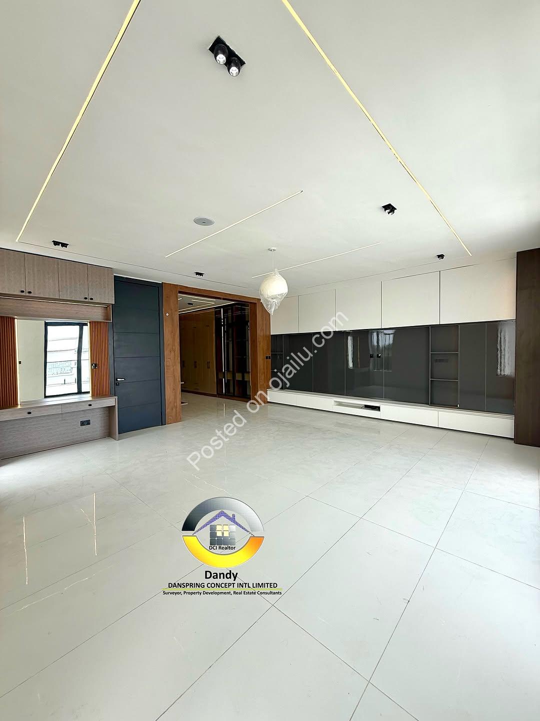 Chevron’s Finest 5-Bed Duplex With Cinema & Rooftop Pool