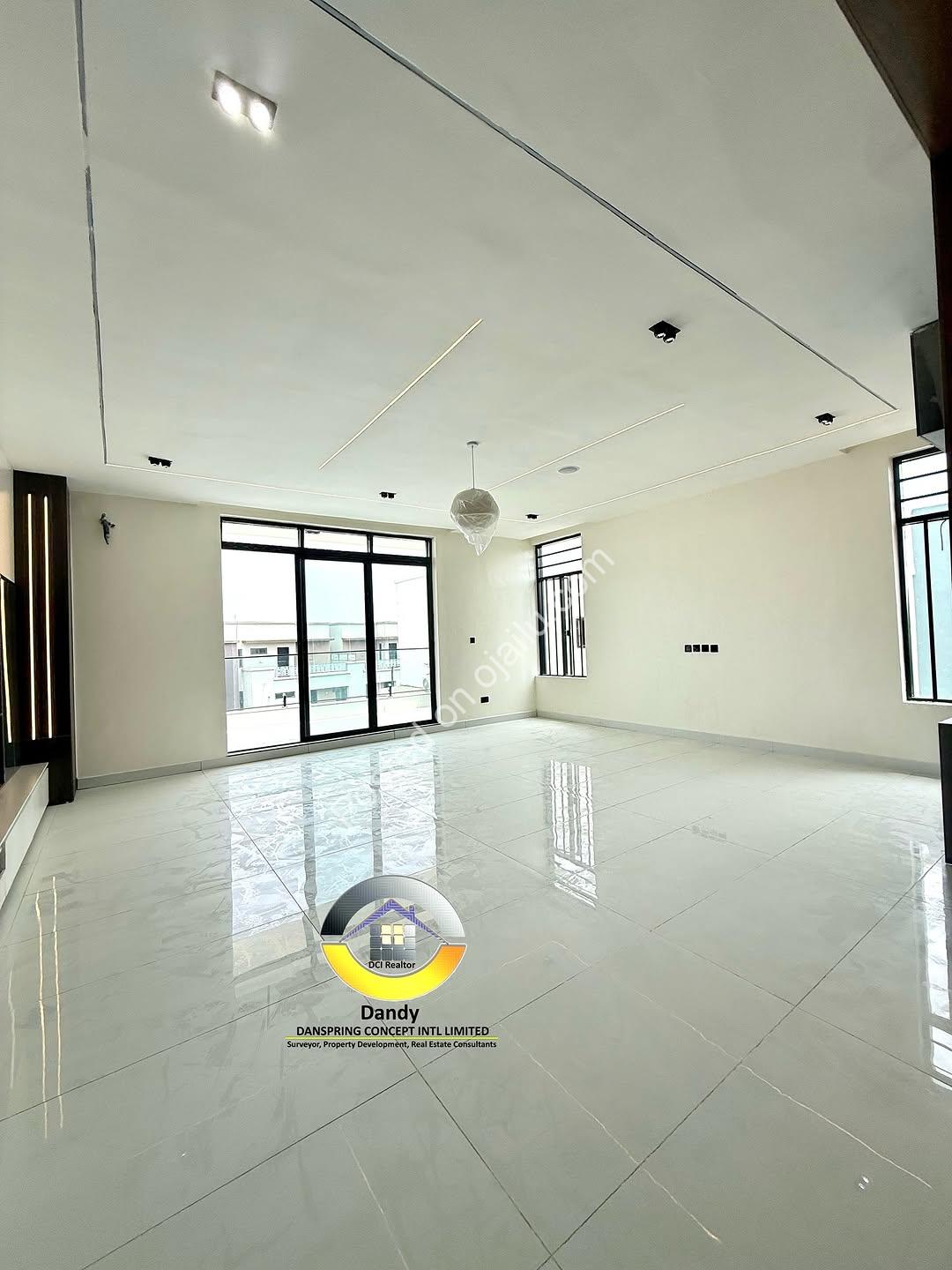 Chevron’s Finest 5-Bed Duplex With Cinema & Rooftop Pool