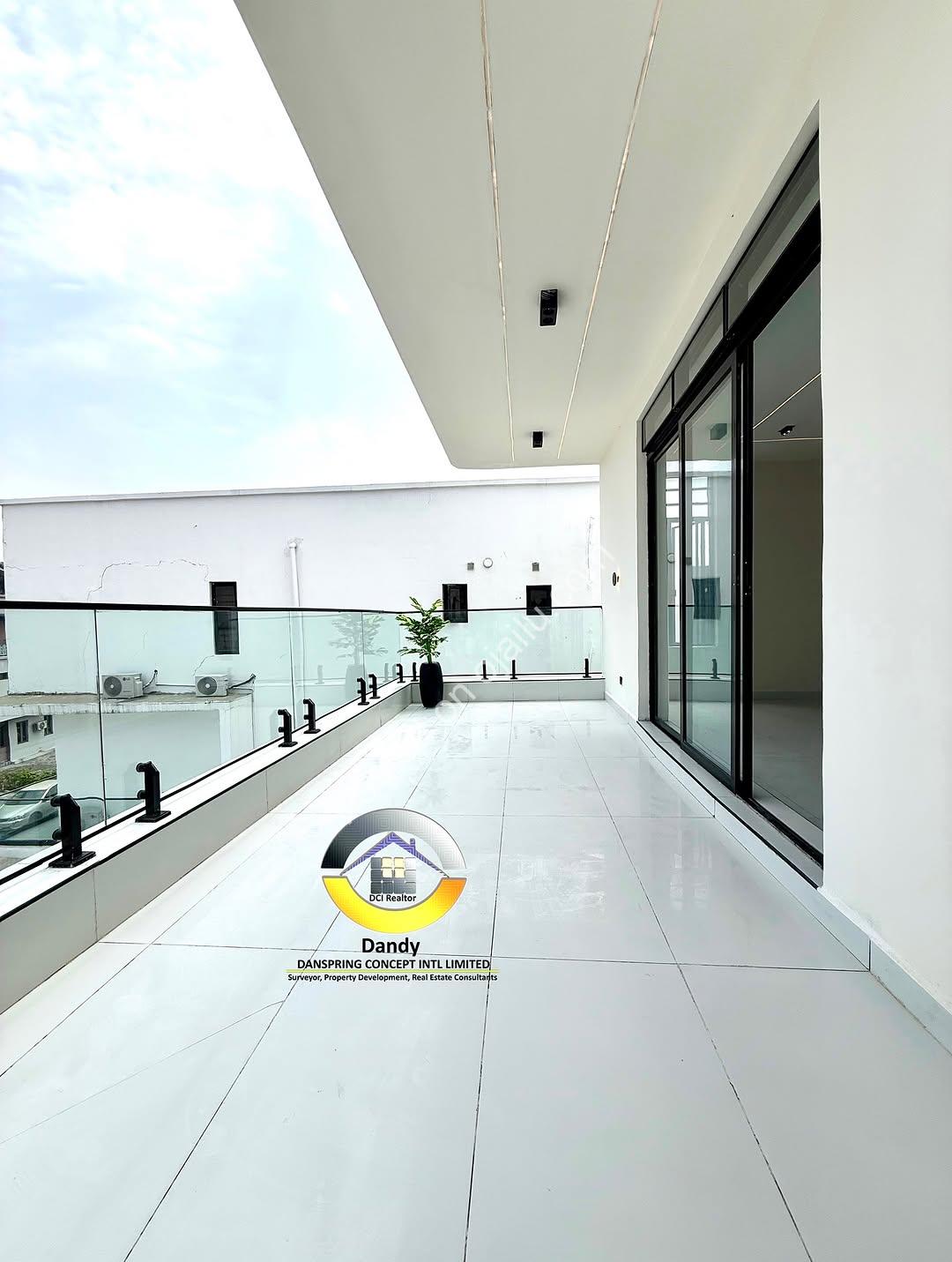 Chevron’s Finest 5-Bed Duplex With Cinema & Rooftop Pool