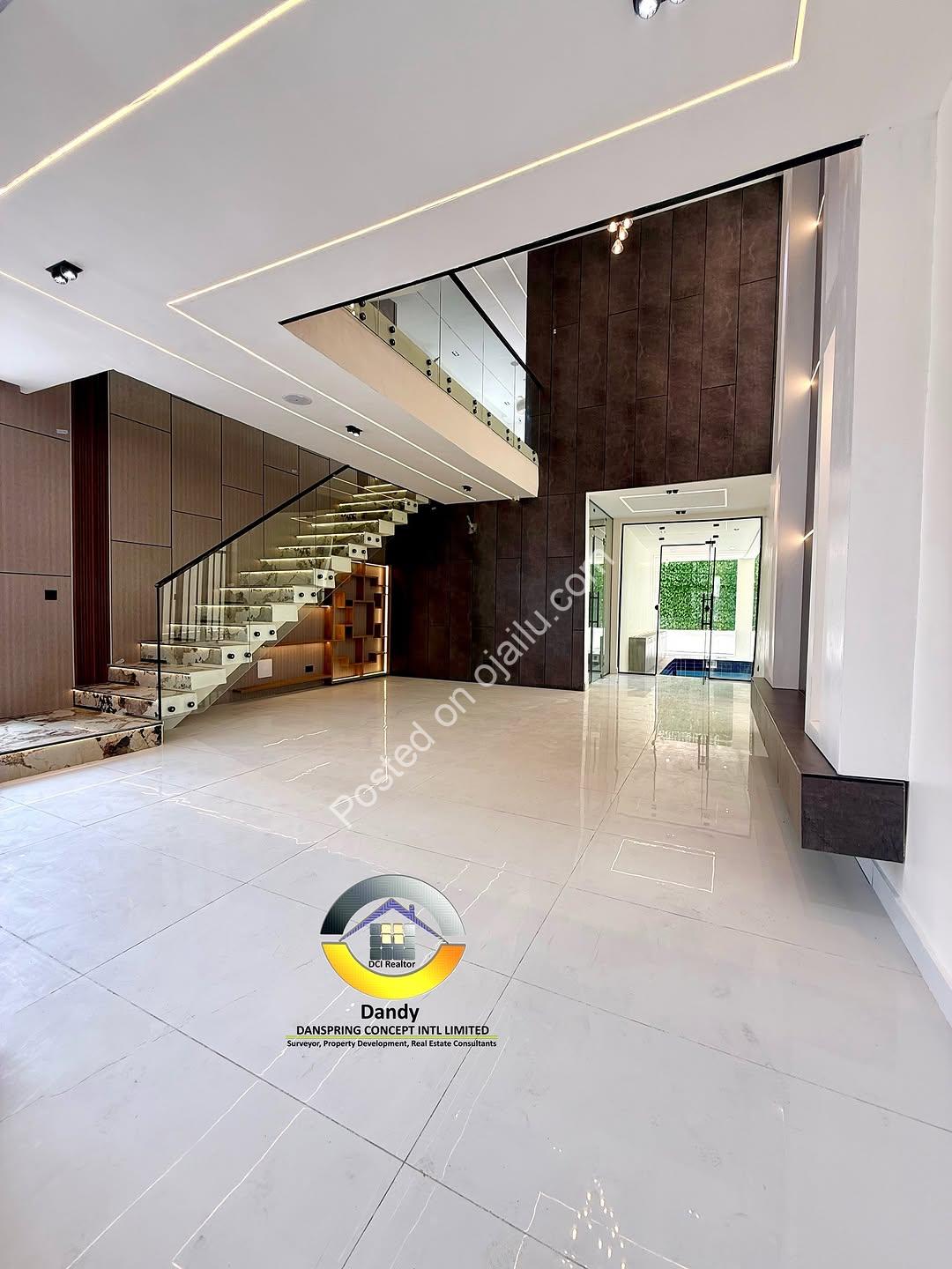Chevron’s Finest 5-Bed Duplex With Cinema & Rooftop Pool