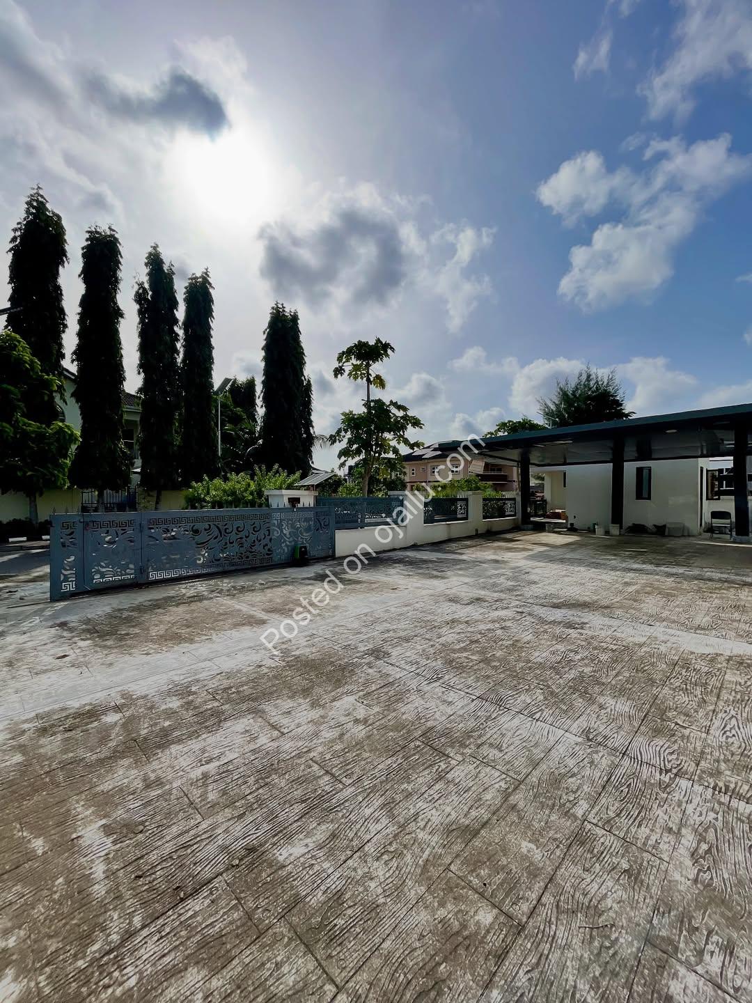 Live Royally: 5-Bed Smart Duplex + BQ, Ajah