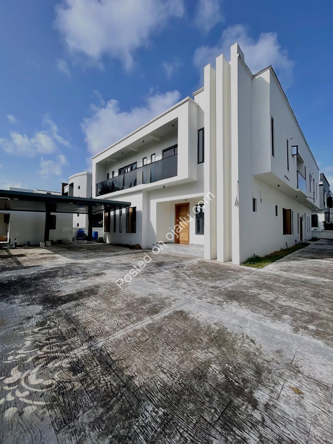 Live Royally: 5-Bed Smart Duplex + BQ, Ajah