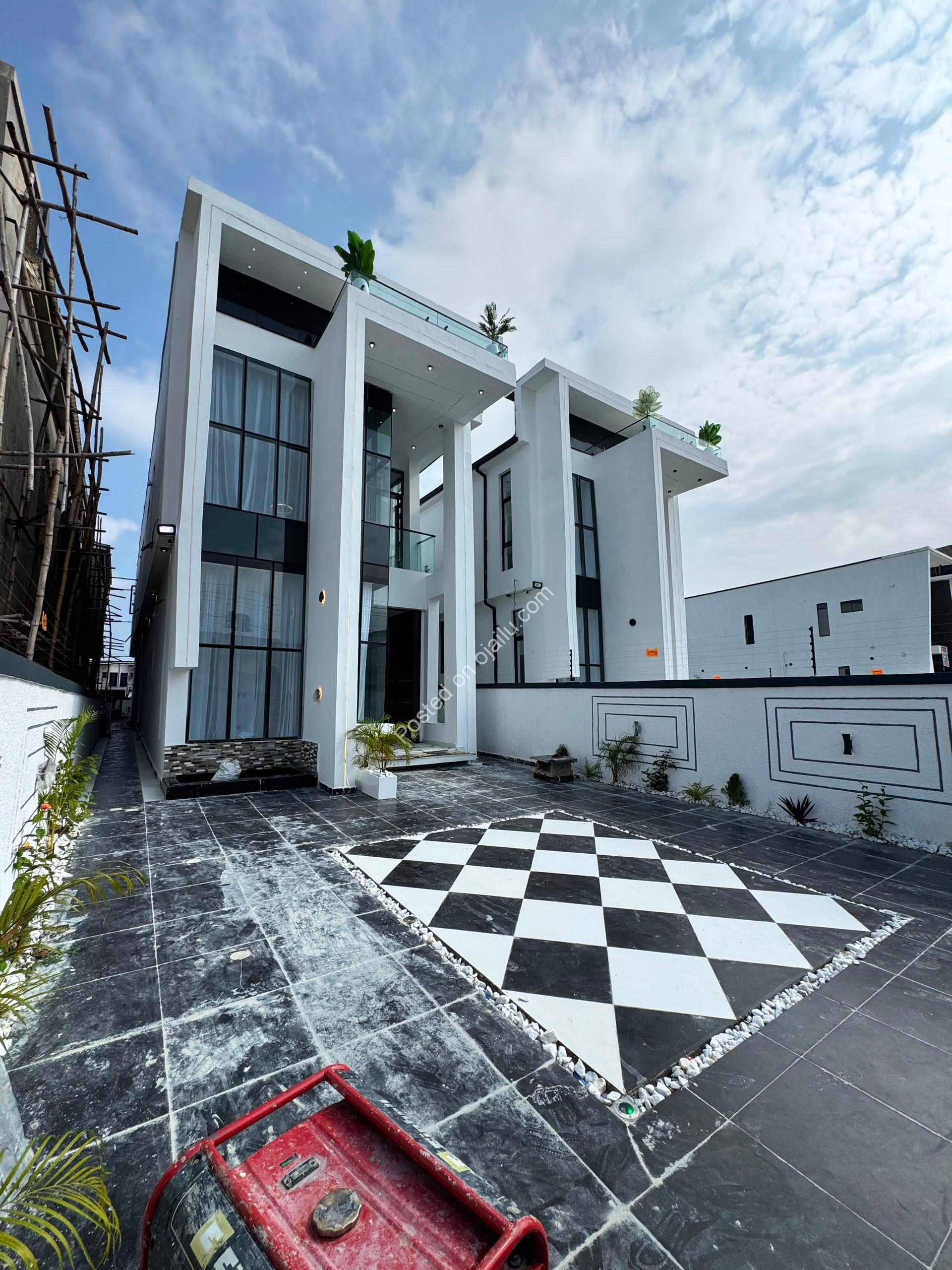 5-Bed Ikota Lekki Duplex with Rooftop Terrace, Pool & Gym