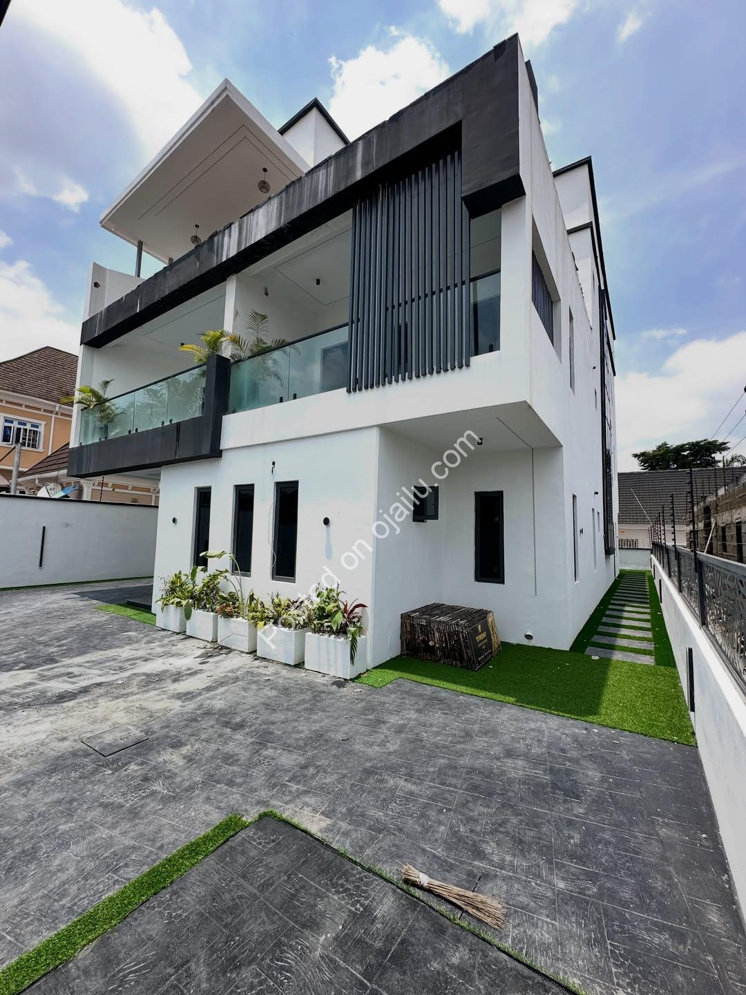 Smart 5-Bed Detached Duplex + BQ in Gwarinpa