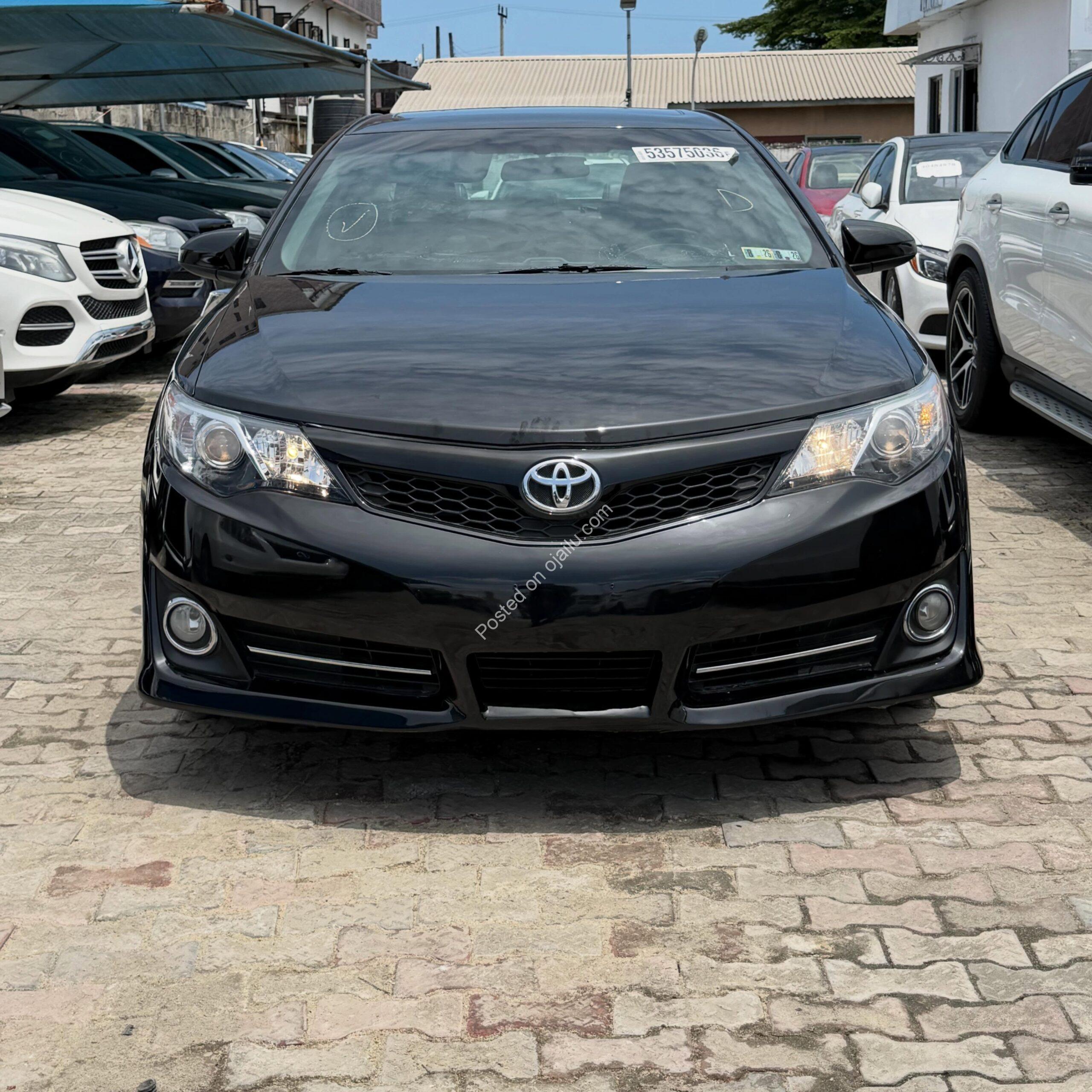 Sleek 2013 Toyota Camry SE: Loaded, Sunroof, Push Start