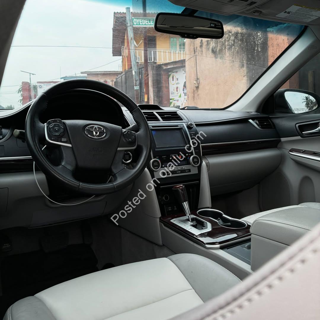 2013 Toyota Camry XLE – Sunroof, Thumb-Start, Spotless!