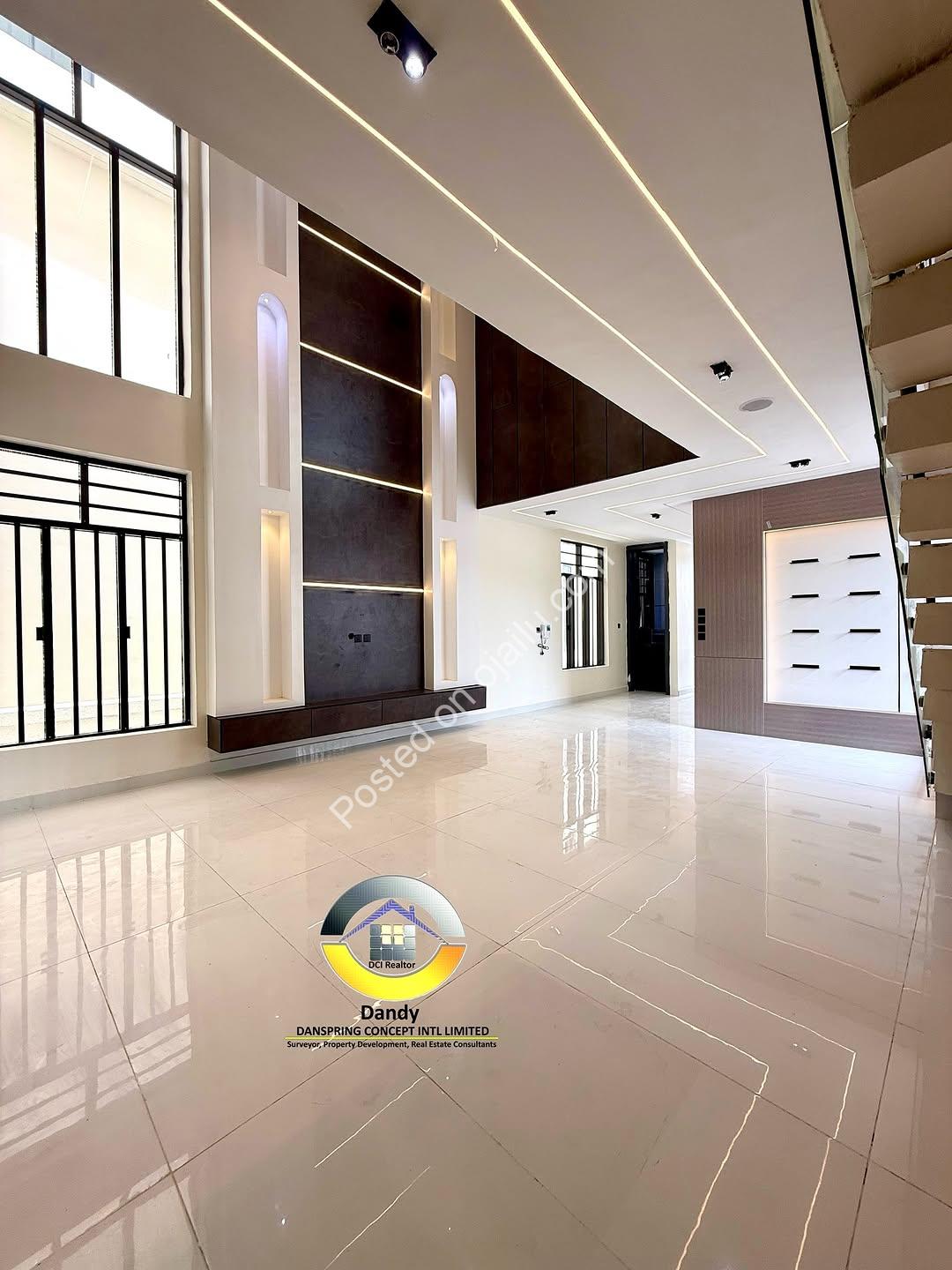 Chevron’s Finest 5-Bed Duplex With Cinema & Rooftop Pool