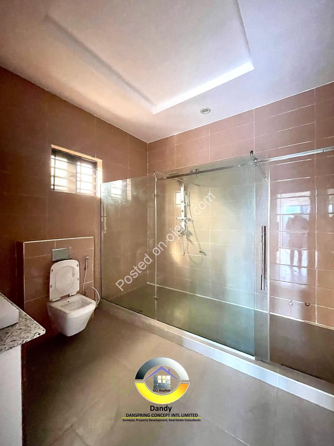 Live Royally: 5-Bed Smart Duplex + BQ, Ajah