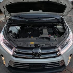 2017 Toyota Highlander Limited – Spotless AWD