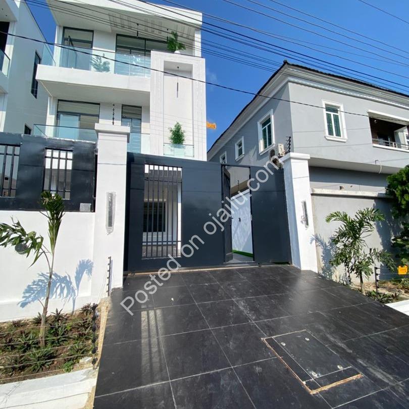 5-Bedroom Duplex with Indoor Pool in Chevron
