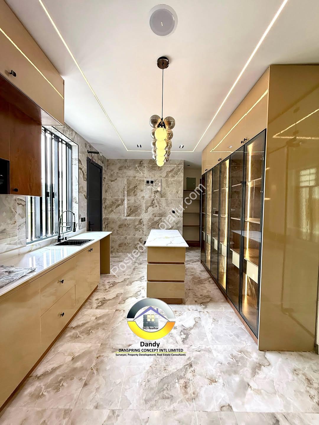 Chevron’s Finest 5-Bed Duplex With Cinema & Rooftop Pool