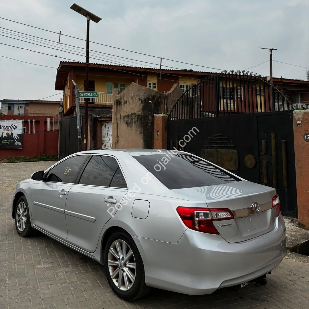 2013 Toyota Camry XLE – Sunroof, Thumb-Start, Spotless!