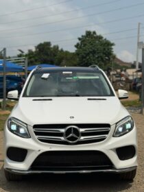 Mint 2018 Mercedes GLE350: Panoramic Roof