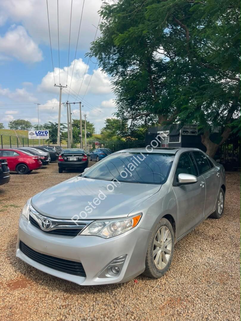 2012 Toyota Camry XLE – Keyless Entry, Low 13.8m