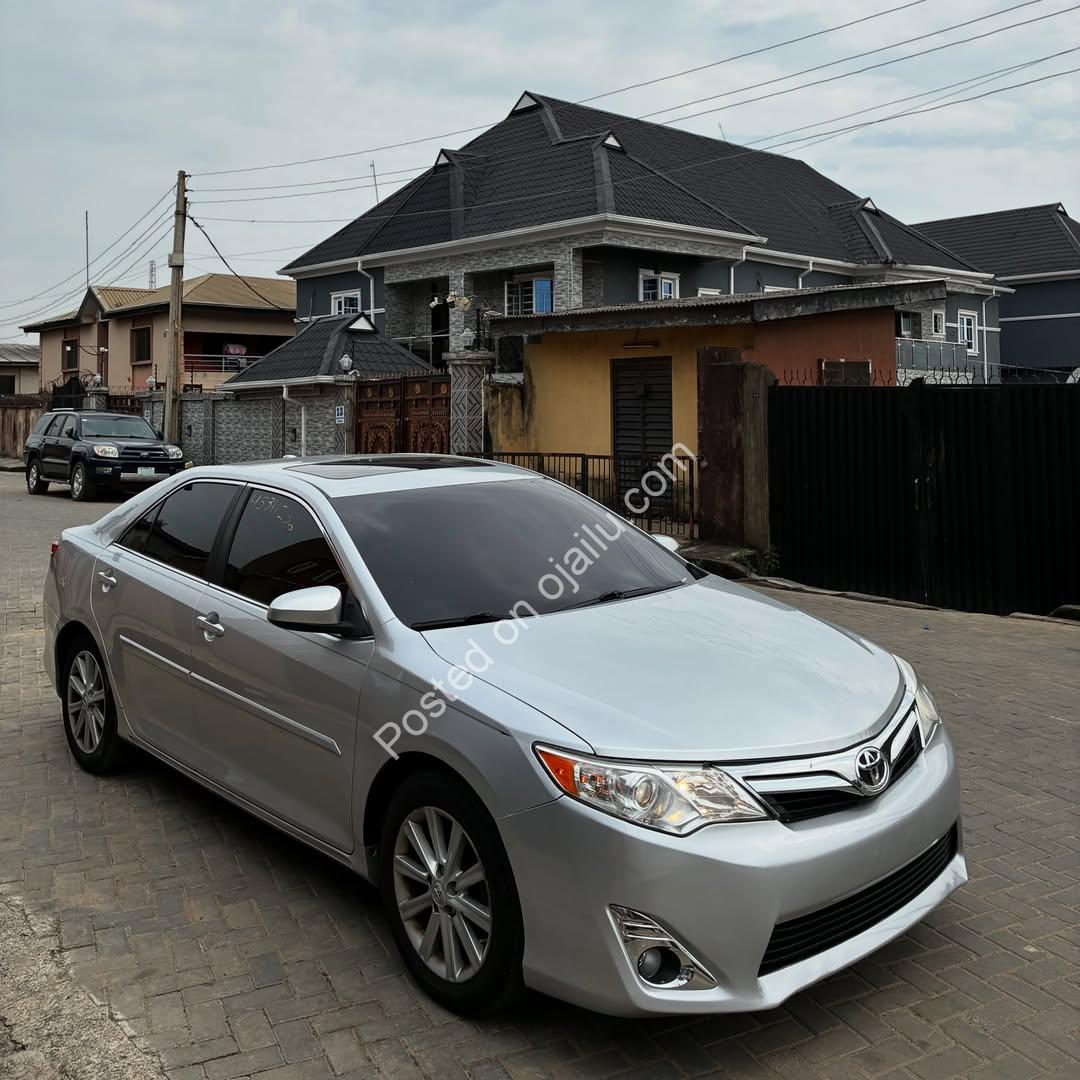 2013 Toyota Camry XLE – Sunroof, Thumb-Start, Spotless!