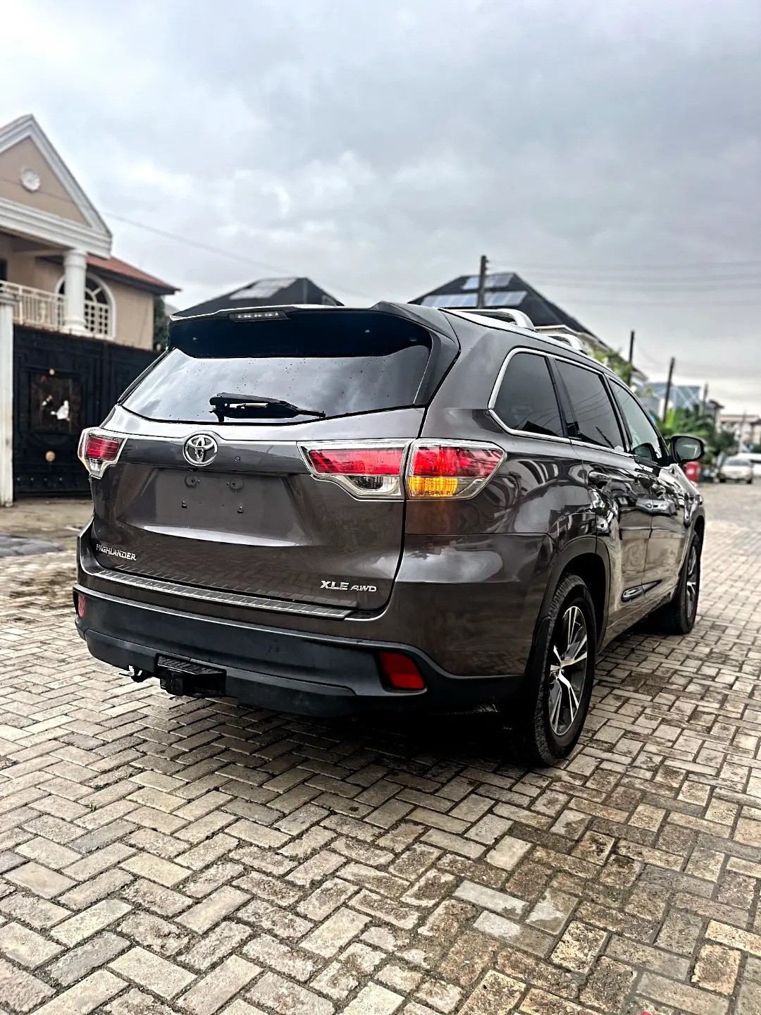 2016 Toyota Highlander XLE: Pure Luxury AWD SUV