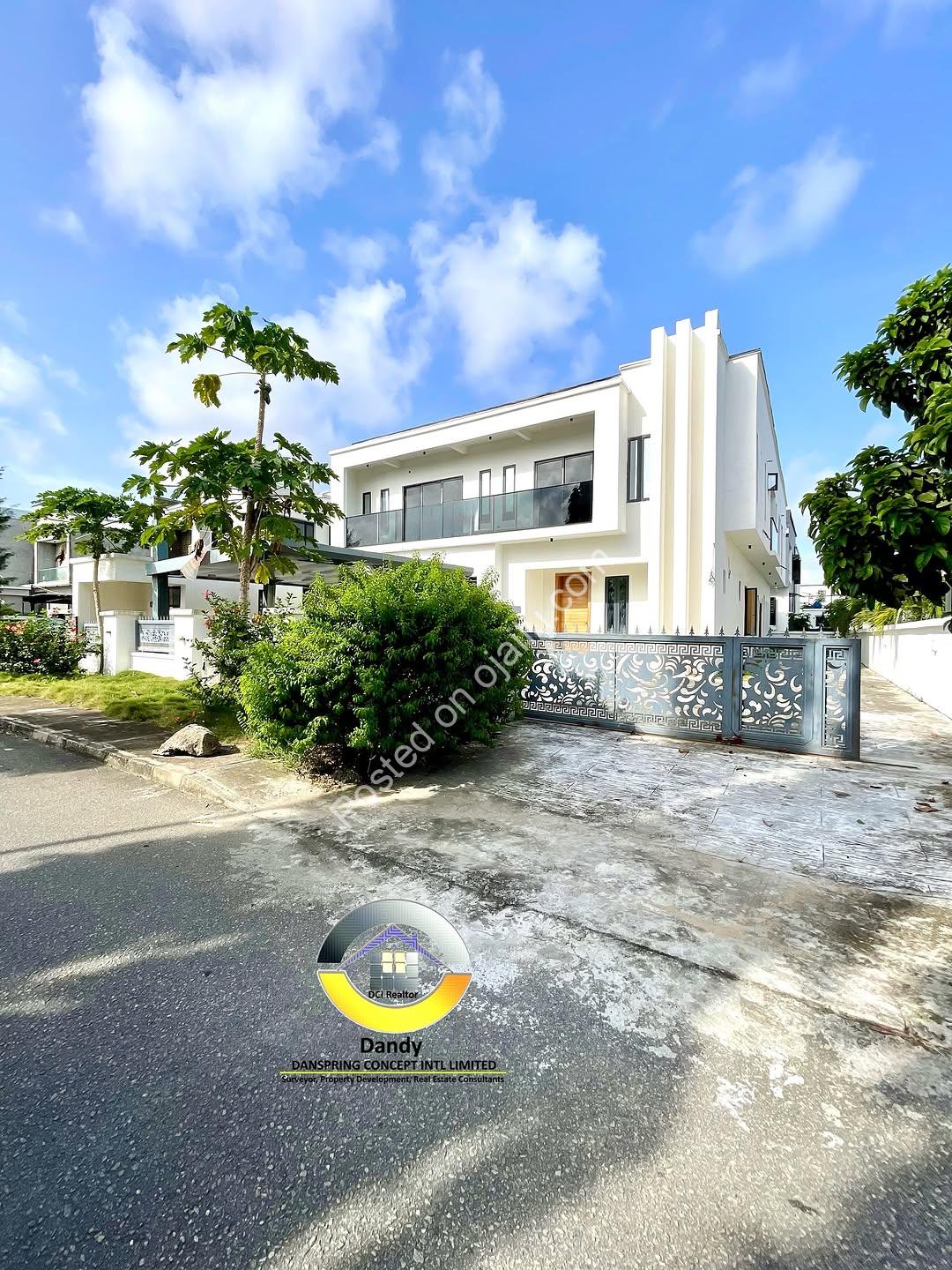 Live Royally: 5-Bed Smart Duplex + BQ, Ajah