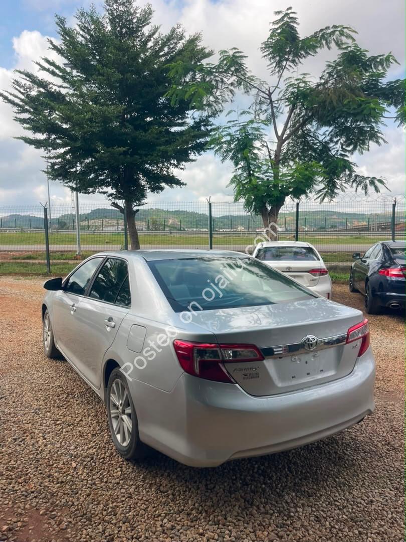 2012 Toyota Camry XLE – Keyless Entry, Low 13.8m