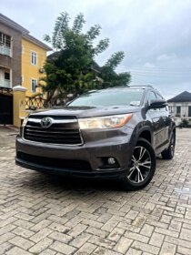 2016 Toyota Highlander XLE: Pure Luxury AWD SUV