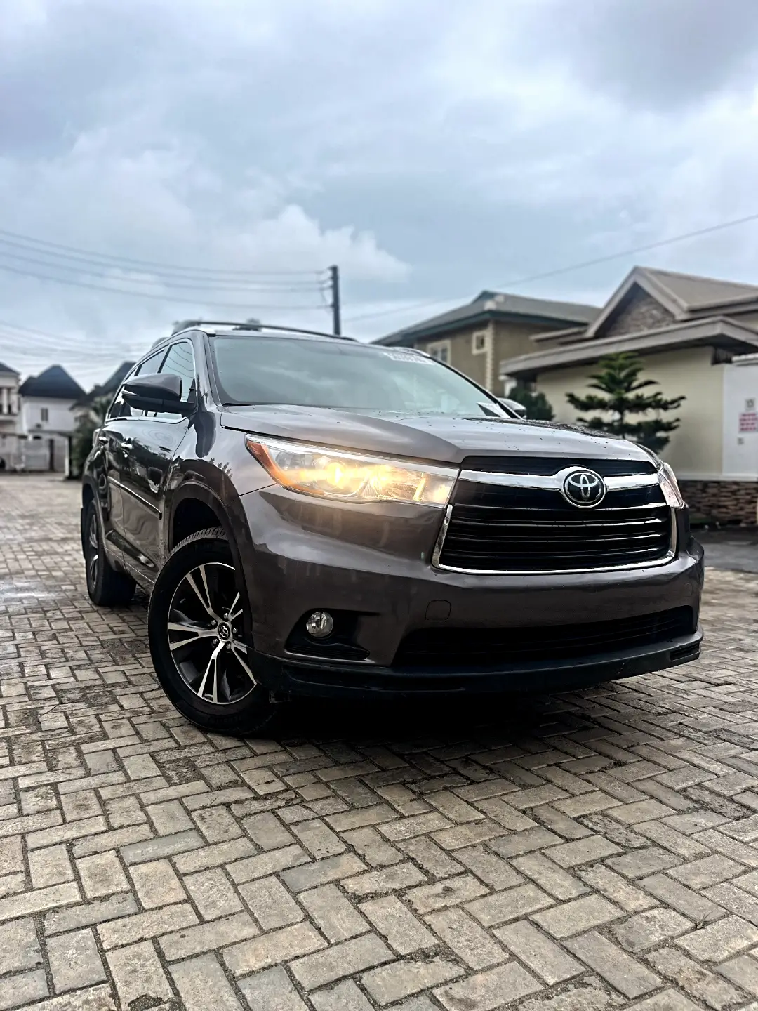 2016 Toyota Highlander XLE: Pure Luxury AWD SUV