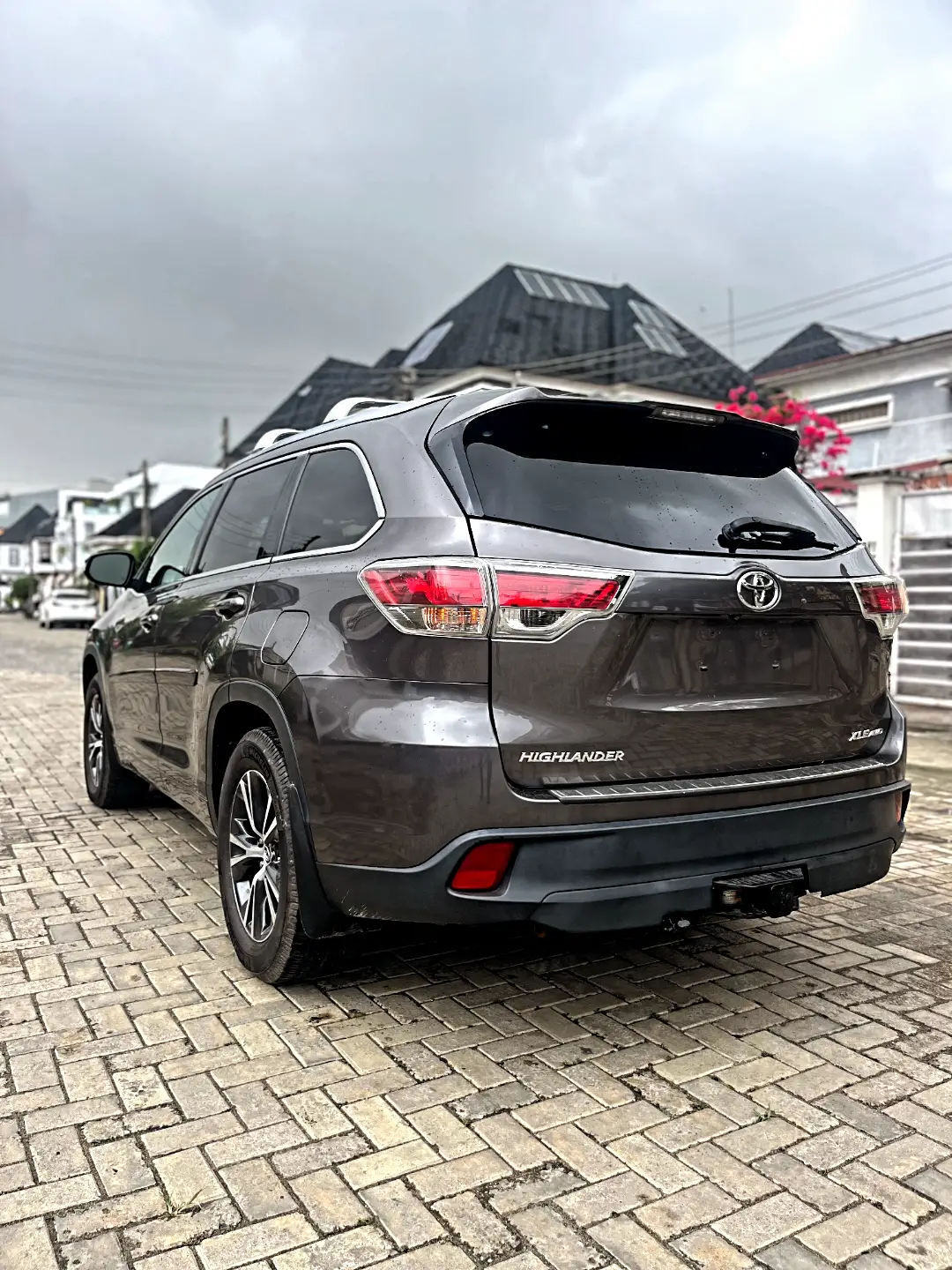 2016 Toyota Highlander XLE: Pure Luxury AWD SUV
