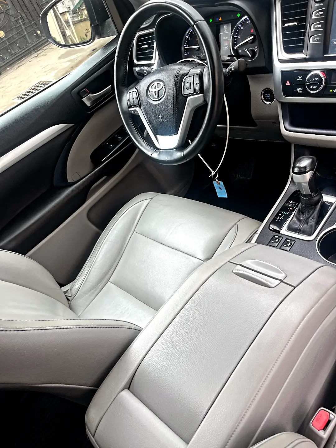 2016 Toyota Highlander XLE: Pure Luxury AWD SUV