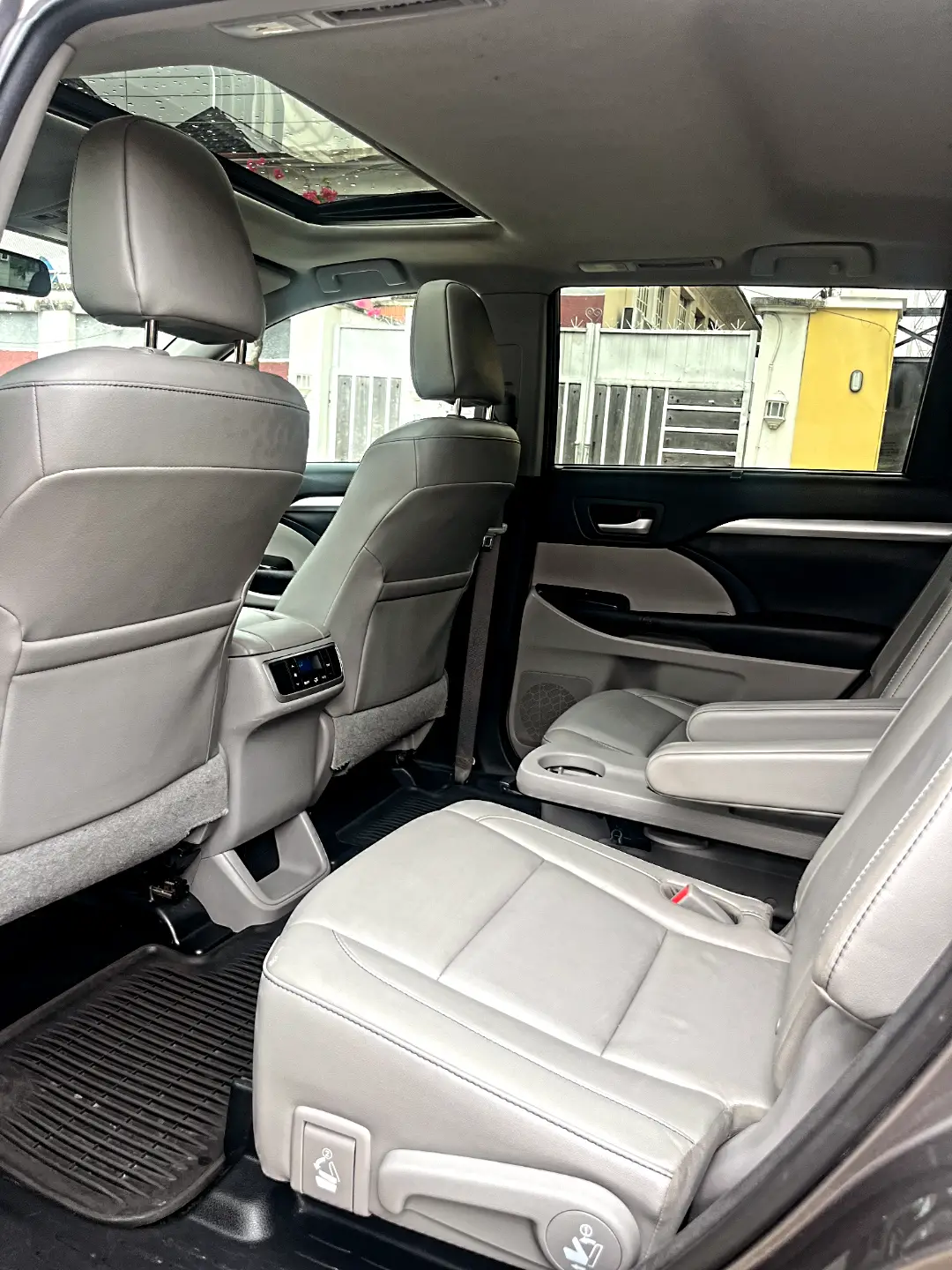 2016 Toyota Highlander XLE: Pure Luxury AWD SUV