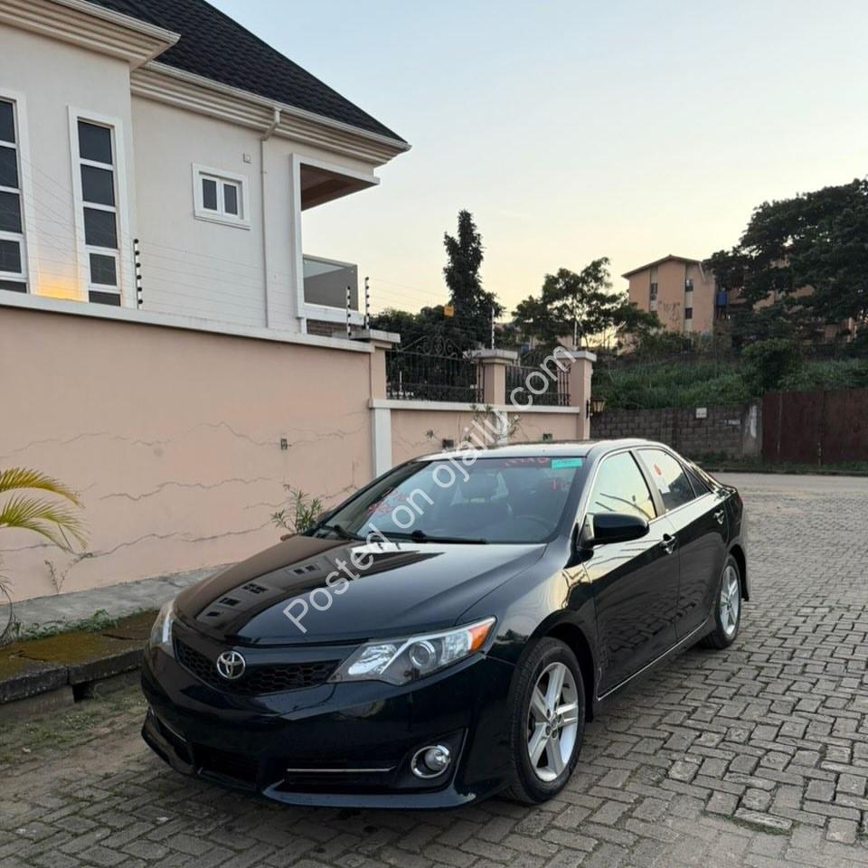 2014 Clean Sport Camry – Sunroof & More!