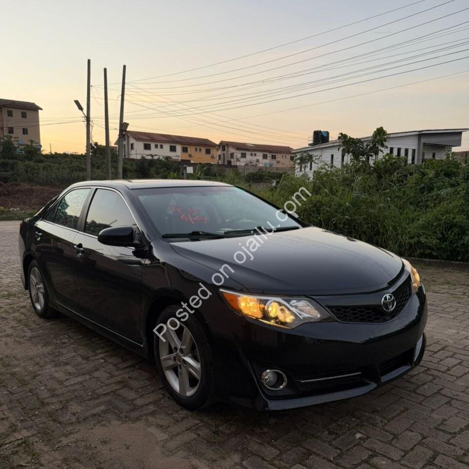 2014 Clean Sport Camry – Sunroof & More!