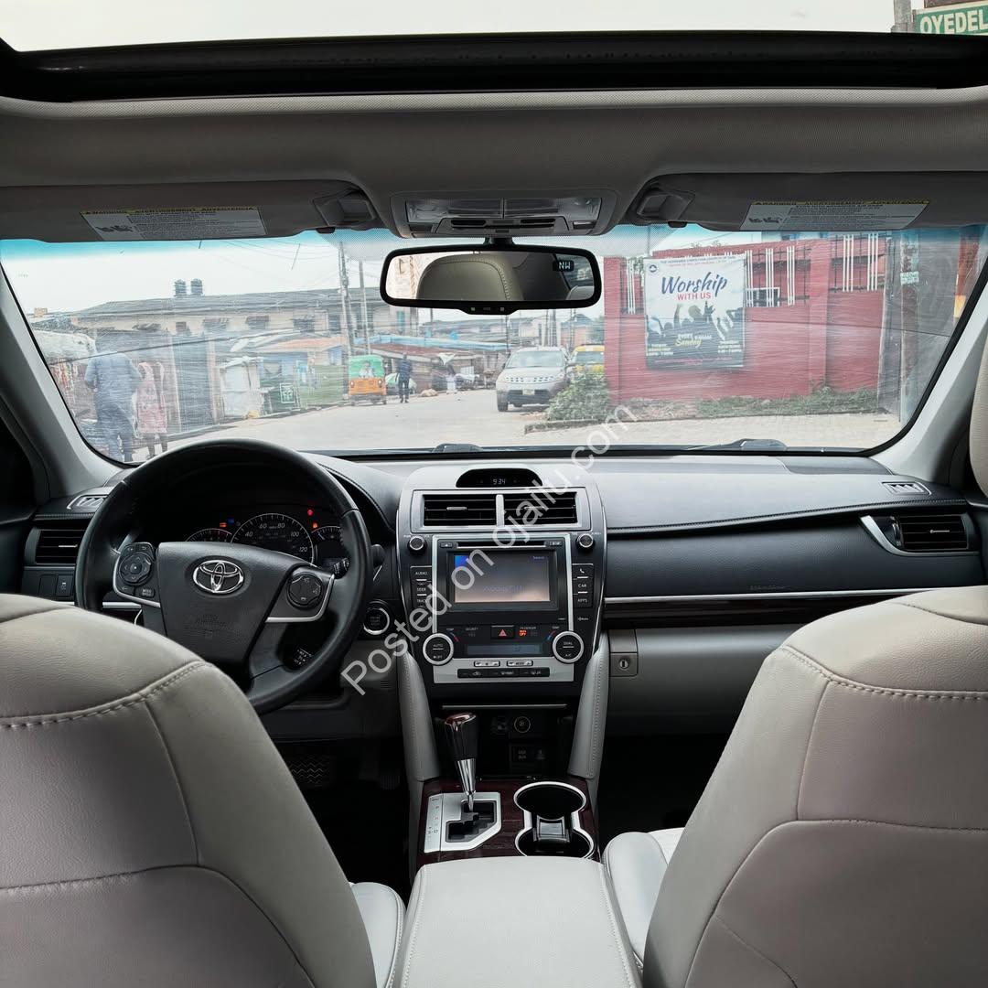 2013 Toyota Camry XLE – Sunroof, Thumb-Start, Spotless!