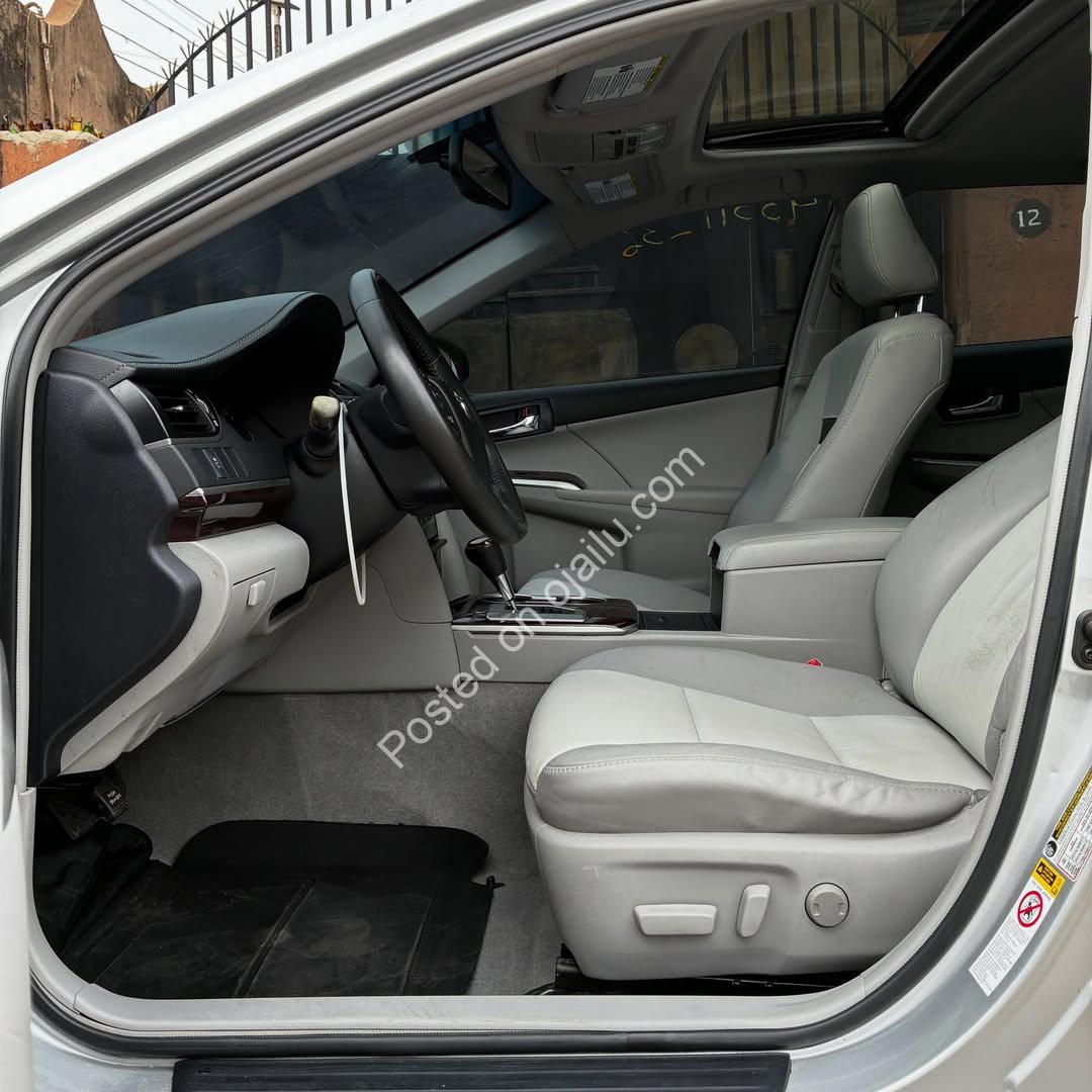 2013 Toyota Camry XLE – Sunroof, Thumb-Start, Spotless!