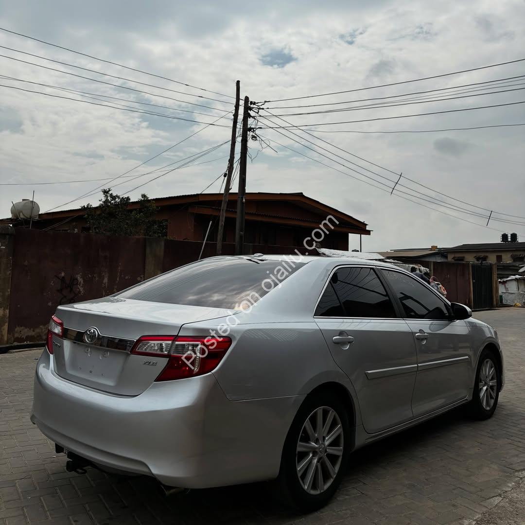 2013 Toyota Camry XLE – Sunroof, Thumb-Start, Spotless!